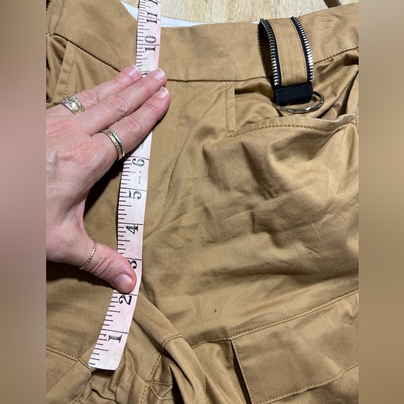 I am Gia size s cargo utility pants🖤🧡 - Picture 4 of 10